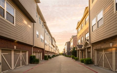 How can I find a cheap apartment in Fort Worth You can filter cheap apartments in Fort Worth by price under 700 , under 800 , under 900 , or search by apartments that are offering move-in specials. . Apartments with garage near me